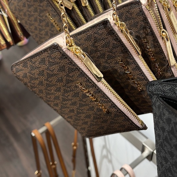 MICHAEL KORS SMALL TOP ZIP COINPOUCH With ID
Powder Blush - Picture 11 of 16